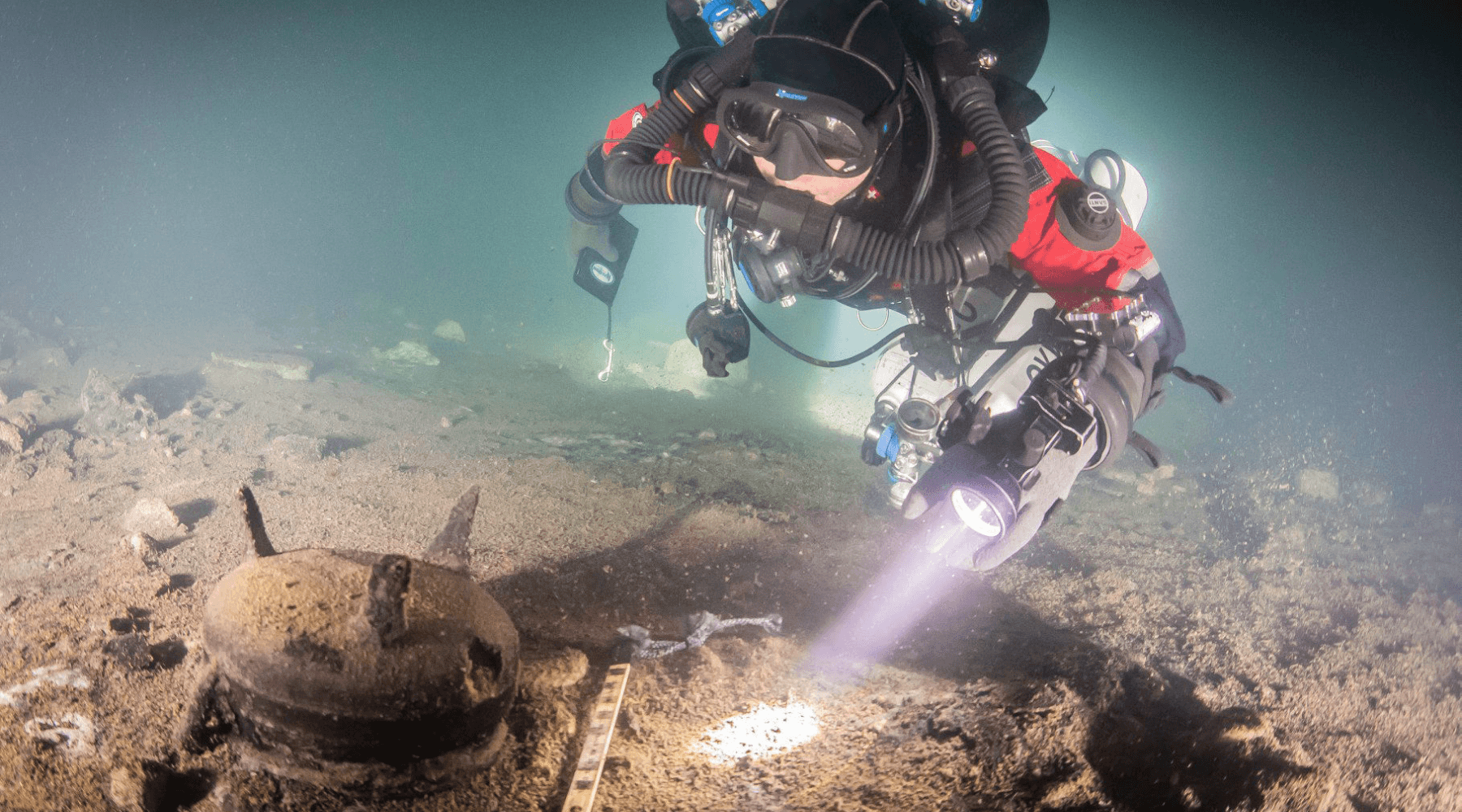 Diver with Halcyon Focus 2.0 Primary Light