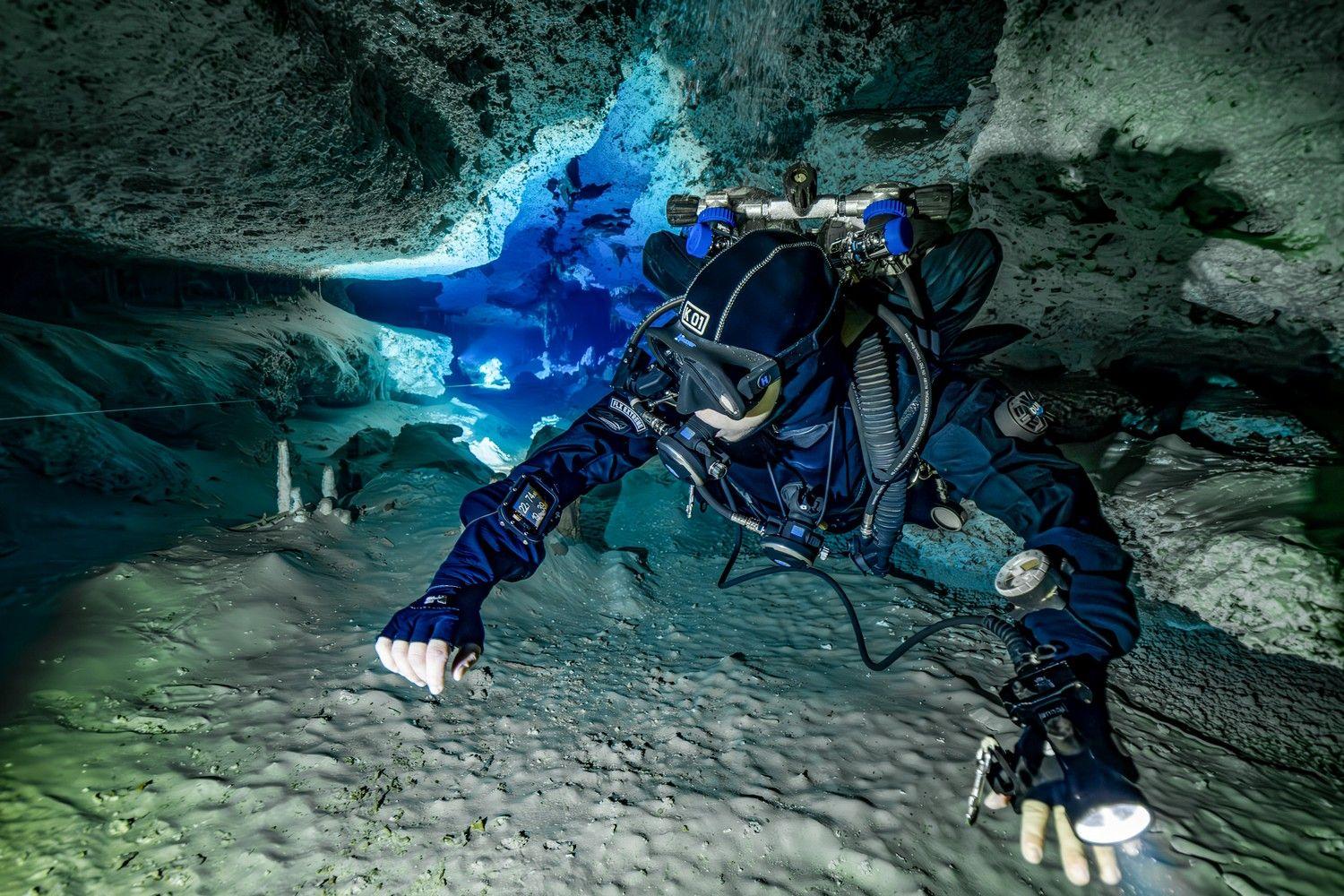 Halcyon wrist computer packshot